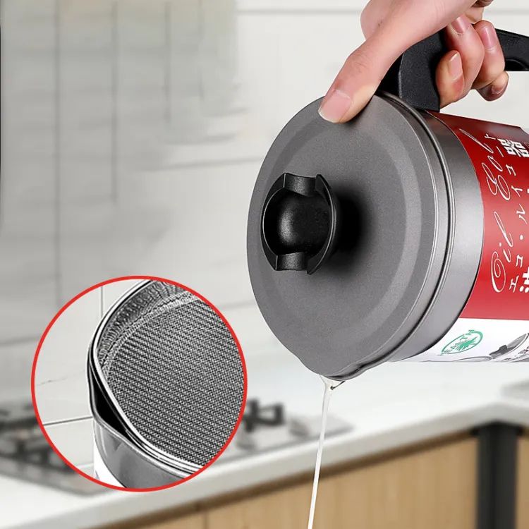 Stainless Steel Oil Strainer Pot – Grease container with filter, lid, and non-slip handle for storing and reusing cooking oil.