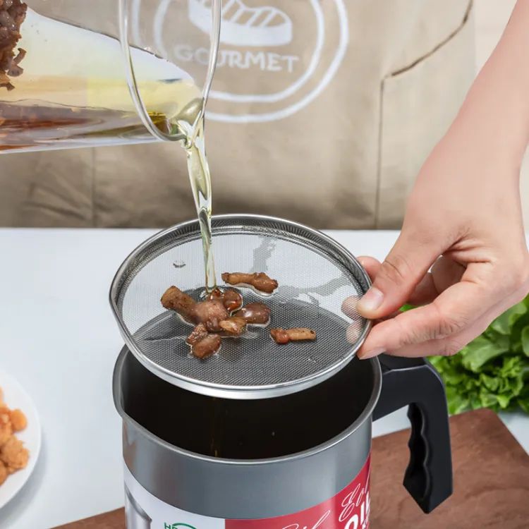 Stainless Steel Oil Strainer Pot – Grease container with filter, lid, and non-slip handle for storing and reusing cooking oil.